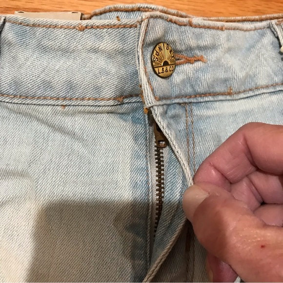 ▪️LEVI’S Mid Rise Denim Shorts - Picture 2 of 9